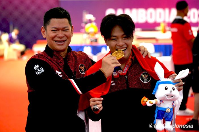 Ketua Komite Nasional Olimpiade Indonesia (NOC) Raja Sapta Oktohari sedang berpose dengan lifter Rahmat Erwin Abdullah (kanan) usai menyabet medali emas SEA Games 2023