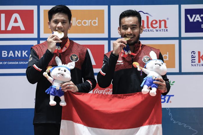 Ganda putra Indonesia, Pramudya Kusumawardana/Yeremia Erich Yoche Yacob Rambitan berpose usai meraih medali emas SEA Games 2023 Kamboja, Selasa (16/5/2023)