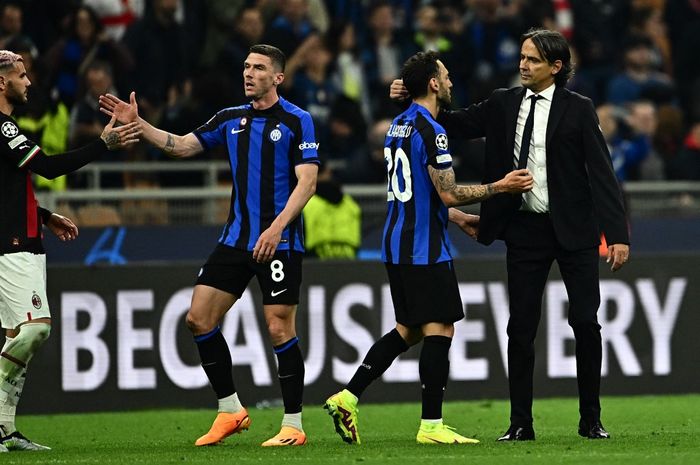 Pelatih Inter Milan, Simone Inzaghi (kanan), menyelamati pemainnya usai kalahkan AC Milan di San Siro (16/5/2023) dan lolos ke final Liga Champions.