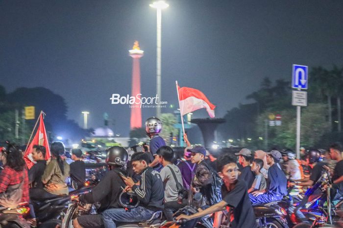 Suasana perayaan masyarakat Indonesia terhadap keberhasilan timnas U-22 Indonesia meraih medali emas SEA Games 2023 Kamboja di kawasan Monas, Jakarta, Selasa (16/5/2023) malam.