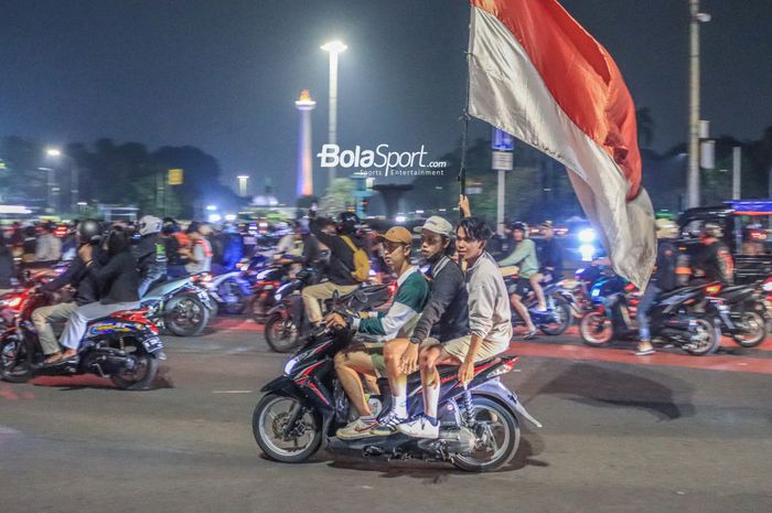 Suasana perayaan masyarakat Indonesia terhadap keberhasilan timnas U-22 Indonesia meraih medali emas SEA Games 2023 Kamboja di Bunderan HI, Jakarta, Selasa (16/5/2023) malam.