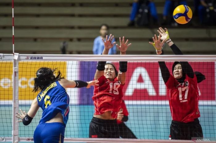 Pebola voli putri Indonesia, Tisya Amalia Putri (tengah) dan Wilda Siti Nurfadhillah Sugandi (kanan), melakukan blok saat pertandingan menghadapo Thailand di fase grup SEA Games 2023 di Phnom Penh, Kamboja, 9 Mei 2023.