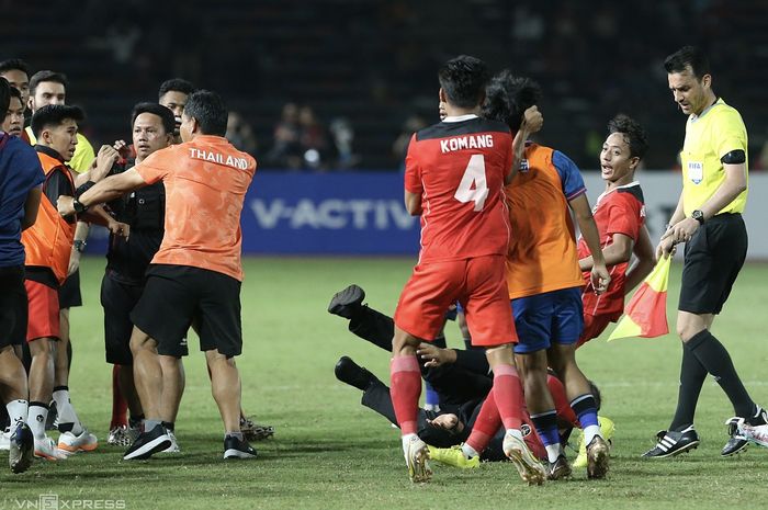 Kericuhan terjadi dalam laga final SEA Games 2023 antara Timnas U-22 Indonesia dan Thailand, Selasa (16/5/2023).