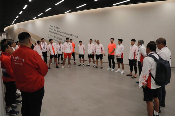 Tim bulu tangkis Indonesia saat menjalani briefing dan doa bersama jelang latihan pada Sudirman Cup 2023, Rabu (17/5/2023).