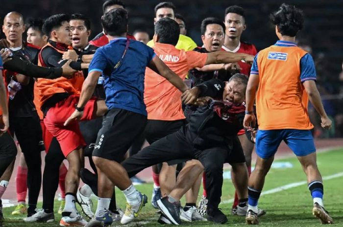 Manajer Timnas U-22 Indonesia Sumardji (kedua dari kanan) menjadi korban pemukulan ofisial Thailand dalam keributan final SEA Games 2023 di Kamboja.