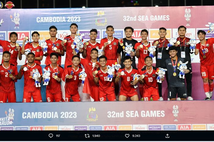 Para pemain Timnas U-22 Indonesia merayakan medali emas sepak bola SEA Games 2023 yang diraih seusai membungkam Thailand 5-2 lewat perpanjangan waktu final di Kamboja.