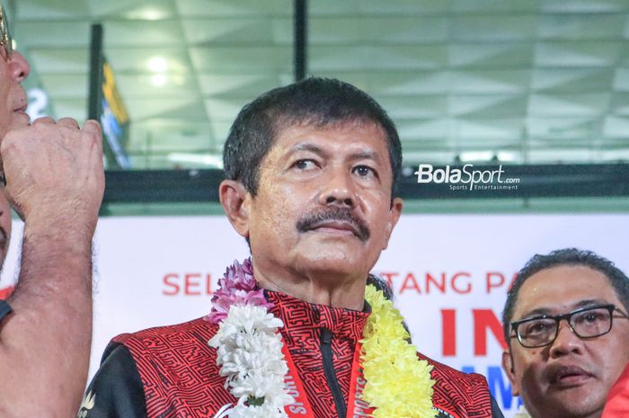 Pelatih timnas U-22 Indonesia, Indra Sjafri, saat ditemui di Bandara Soekarno Hatta, Tangerang, Banten, Jumat (19/5/2023) malam.