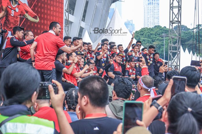 Timnas U-22 Indonesia sedang berfoto bersama dengan jajaran PSSI dan Dito Ariotedjo selaku Menteri Pemuda dan Olahraga Republik Indonesia di Stadion Gelora Bung Karno, Senayan, Jakarta, Jumat (19/5/2023).