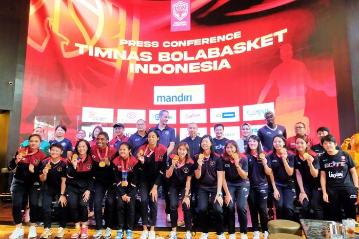 Timnas Basket Putri Indonesia dan para jajaran usai konferensi pers di kawasan Senayan, Jakarta Selatan, Jumat (19/03/2023)