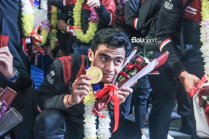 Bek sayap kiri timnas U-22 Indonesia, Pratama Arhan, sedang memperlihatkan medali emas SEA Games 2023 saat tiba di Bandara Soekarno Hatta, Tangerang, Banten, Jumat (19/5/2023) malam.