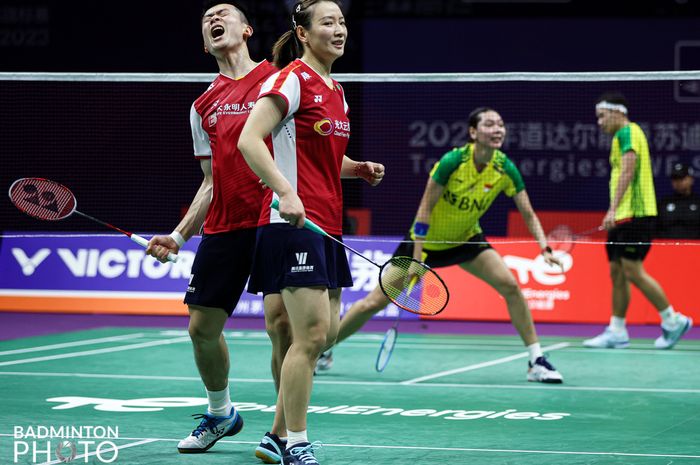 Ganda campuran China, Zheng Si Wei/Huang Ya Qiong usai menuntaskan perlawanan wakil Indonesia Rinov Rivaldy/Gloria Emanuelle Widjaja pada Sudirman Cup 2023, Jumat (20/5/2023)