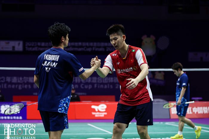 Pebulu tangkis ganda putra China, Li Yu Chen, bersalaman dengan Yugo Kobayashi setelah memenangi partai keempat China vs Jepang pada semifinal Sudirman Cup 2023 di Suzhou Olympic Sports Centre, Sabtu (20/5/2023).