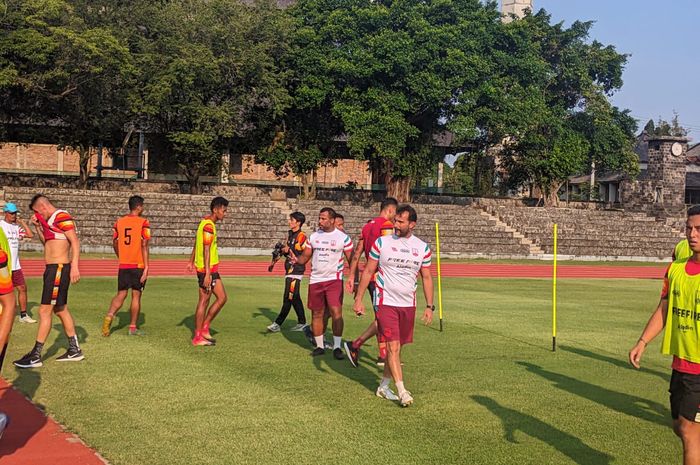 Latihan perdana Persis Solo menyambut musim Liga 1 2023/2024 di Stadion Sriwedari, Surakarta, pada Sabtu (20/5/2023).