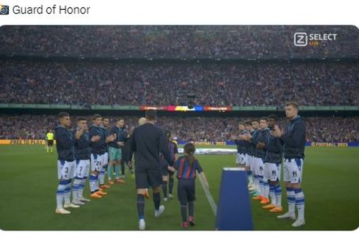 Barcelona mendapatkan guard of honor dari pemain Real Sociedad.
