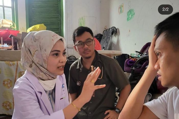 Mantan Kiper Timnas Indonesia, Kurnia Meiga mendapatkan perawatan dokter dari RSPP.