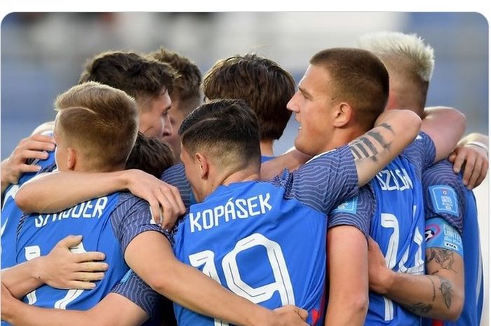 Para pemain timnas U-20 Slovakia merayakan kemenangan atas FIji dalam Piala Dunia U-20 2023.