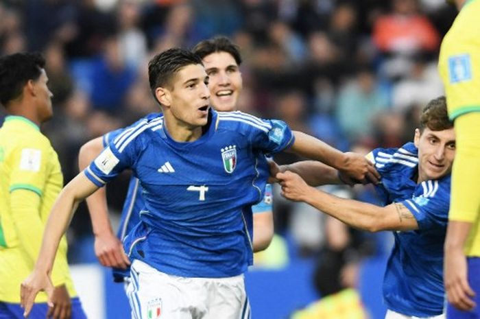 Gelandang Italia, Matteo Prati, merayakan gol ke gawang Brasil dalam laga Grup D Piala Dunia U-20 2023, Minggu (21/5/2023) di Mendoza.