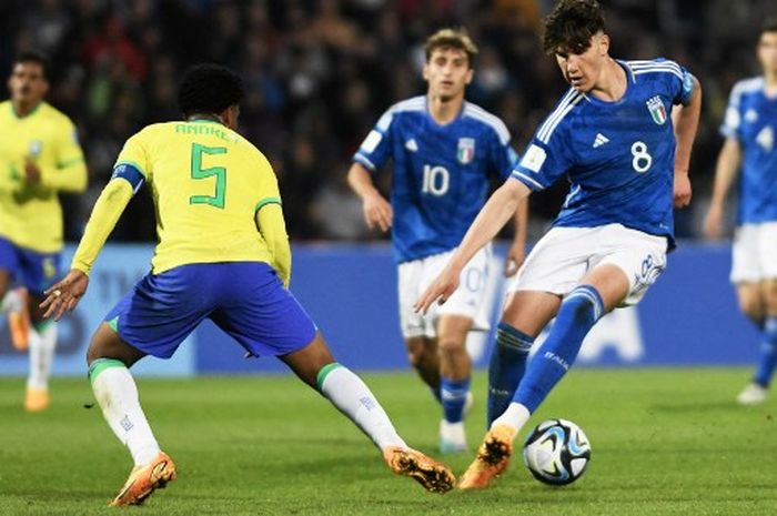 Gelandang Italia, Cesare Casadei (8), berhadapan dengan pemain Brasil, Andrey Santos, dalam laga Grup D Piala Dunia U-20 2023 di Estadio Malvinas Argentinas, Mendoza, Minggu (21/5/2023).