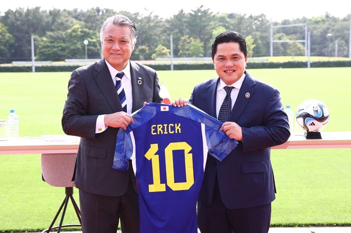 Ketua Umum PSSI Erick Thohir dan President of Japan Football Association (JFA) Tashima Kohzo.
