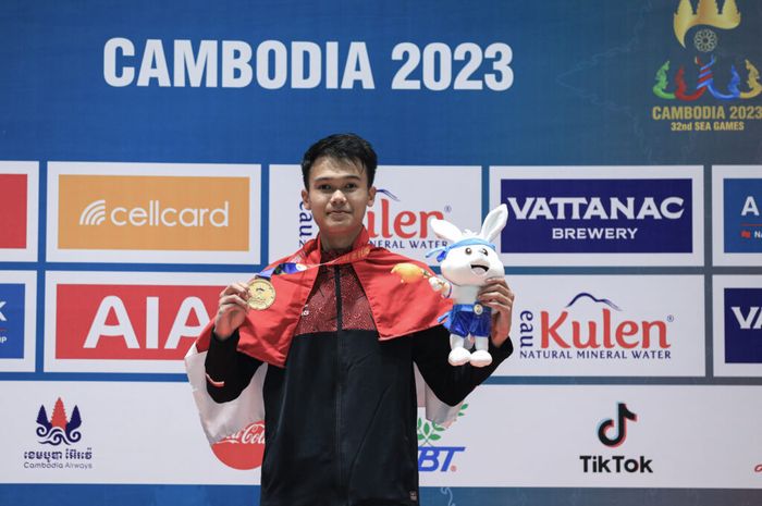 Tunggal putra Indonesia, Christian Adinata saat memenangi medali emas SEA Games 2023 di Kamboja, 16 Mei 2023.