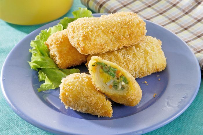 Sajian risoles telur ragout, camilan enak untuk keluarga di rumah.