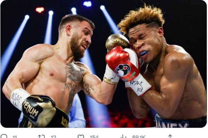 Pertarungan tinju antara Devin Haney (kanan) kontra Vasyl Lomachenko pada Sabtu (20/5/2023) di Las Vegas.