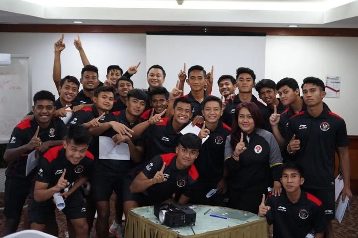 Tim Psikolog Timnas U-22 Indonesia yang dipimipin oleh Psikolog Universitas Airlangga, Afif Kurniawan.