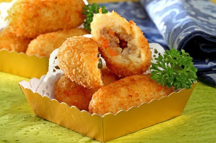 Hidangan kroket daging lada hitam untuk camilan Idul Adha