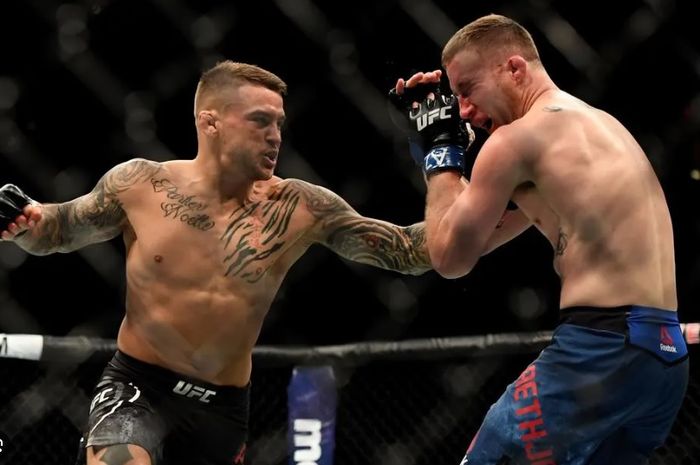 Duel Justin Gaethje (kanan) melawan Dustin Poirier di UFC pada 2018.