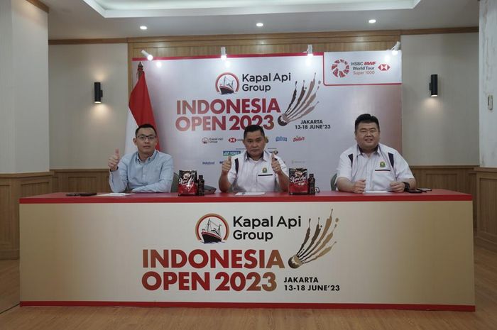 (ki-ka): Christeven Mergonoto (Chief Marketing Officer (CMO) of Kapal Api Group), M Fadhil Imran (Sekjend PP PBSI) dan Armand Darmadji (Ketua Pelaksana) dalam konferensi pers Indonesia Open 2023 secara daring, Selasa (23/5/2023). 