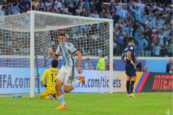 Penyerang Timnas U-20 Argentina, Alejo Veliz, melakukan selebrasi usai mencetak gol ke gawang Timnas U-20 Guatemala di laga Grup A Piala Dunia U-20 2023.