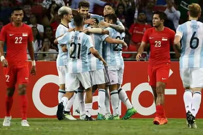 Para pemain Timnas Argentina melakukan selebrasi usai mencetak gol ke gawang Timnas Singapura dalam laga uji coba pada 2017 silam.