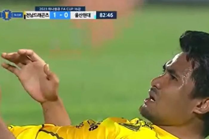 Asnawi Mangkualam menjalani laga ke-8 musim ini bersama Jeonnam Dragons saat menjami tim K-League 1, Ulsan Hyundai di Stadion Gwangyang pada babak 16 besar Piala FA Korea, Rabu (24/5/2023).