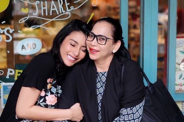 Tyas Mirasih dan Ibunya Hedy Elias.