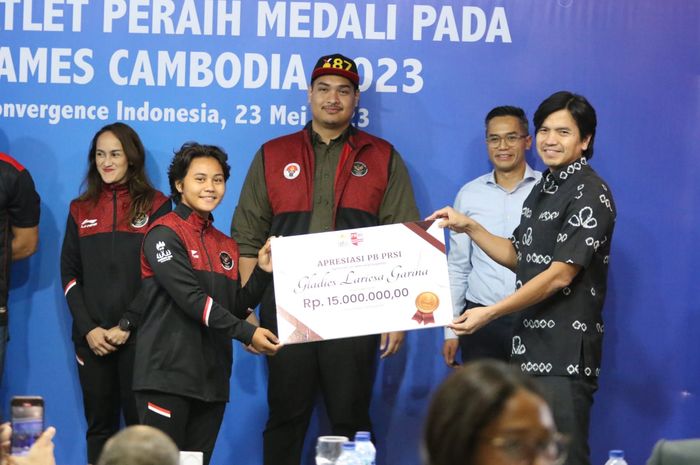 Penyerahan bonus dari Menpora, Dito Ariotedjo kepada para atlet Indonesia yang meraih medali pada SEA Games 2023.