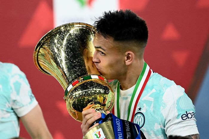 Lautaro Martinez mencium trofi Coppa Italia usai Inter Milan menekuk Fiorentina pada final di Olimpico, Roma (24/5/2023).