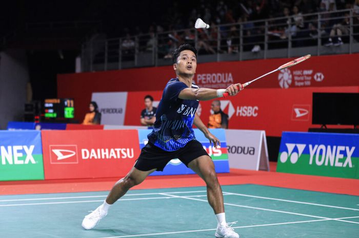 Aksi pebulu tangkis tunggal putra Indonesia, Anthony Sinisuka Ginting, saat bertanding pada Malaysia Masters 2023 di Axiata Arena, Kuala Lumpur, Malaysia, Rabu, 24 Mei 2023