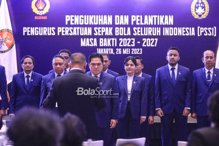 Ketua Umum PSSI, Erick Thohir (tengah) dan jajaran PSSI lainnya sedang dilantik di Hotel Fairmont, Senayan, Jakarta, Jumat (26/5/2023) siang.