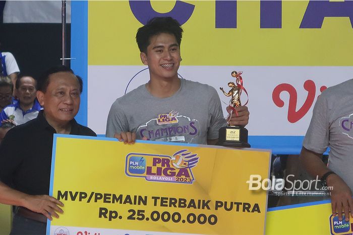 Pemain Jakarta LavAni Allo Bank, Fahri Septian Putratama, menerima penghargaan sebagai Pemain Terbaik Putra Proliga 2023 setelah laga grand final di GOR Among Rogo, Yogyakarta, 19 Maret 2023. 