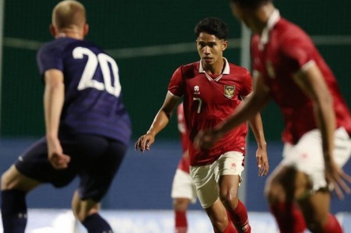 Marselino Ferdinan berusaha melewati pemain Prancis saat membela Timnas U-20 Indonesia dalam uji coba di Spanyol, 18 November 2022. Prancis digdaya dalam laga itu, tapi menangis di hadapan Gambia. 