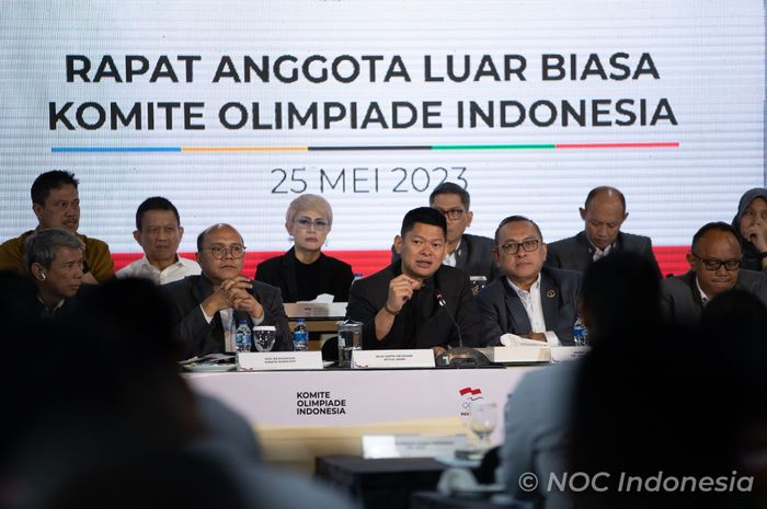 Ketua Umum NOC Indonesia Raja Sapta Oktohari (kedua dari kanan, depan) dalam Rapat Anggota Luar Biasa di Jakarta, Kamis (25/5/2023).