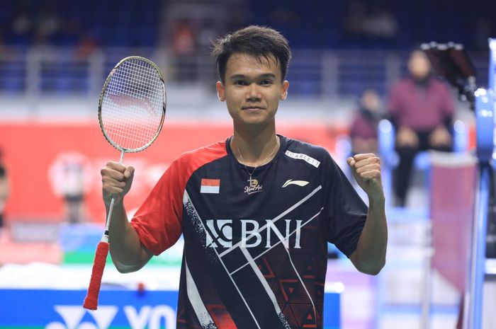Pebulu tangkis tunggal putra Indonesia, Christian Adinata, berpose setelah menang babak perempat final Malaysia Masters 2023 di Axiata Arena, Kuala Lumpur, Jumat (26/5/2023).