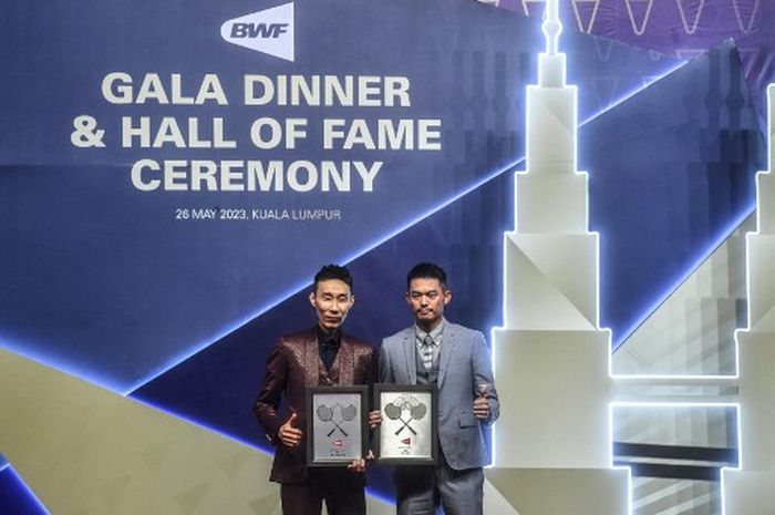 Mantan tunggal putra Malaysia, Lee Chong Wei (Kiri) dan  Lin Dan (China) berpose sebelum pemberian penghargaan Badminton World Federation (BWF) Hall of Fame 2023 di Kuala Lumpur, Malaysia, Jumat (26/5/2023).