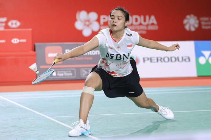 Tunggal putri Indonesia, Gregoria Mariska Tunjung, berusaha menyambut kok saat tampil pada semifinal Malaysia Masters 2023 di Axiata Arena, Kuala Lumpur, Malaysia, 27 Mei 2023.