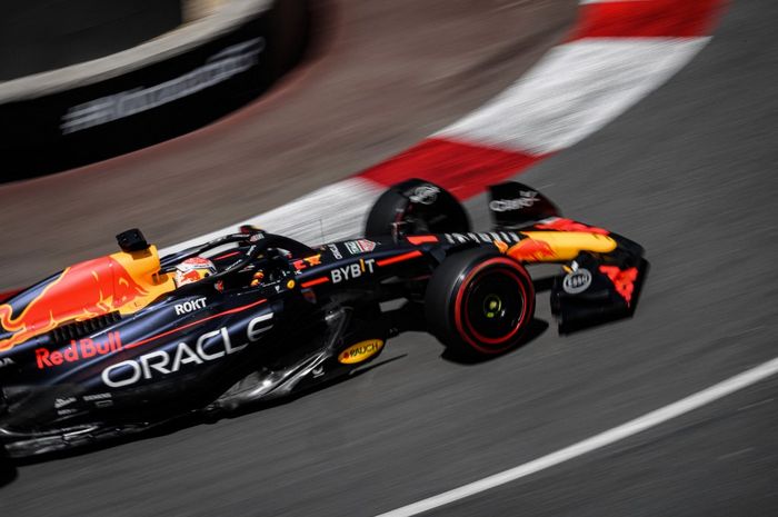 Pembalap Red Bull Racing, Max Verstappen, memacu mobilnya di latihan bebas ketiga F1 GP Monako di Sirkuit Jalan Raya Monako, 27 Mei 2023.