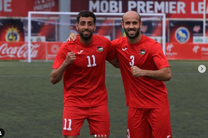 Striker Palestina Oday Dabbagh (kiri) bakal menjadi ancaman bagi para penjaga benteng pertahanan Timnas Indonesia dalam FIFA Matchday di Surabaya, 14 Juni 2023.