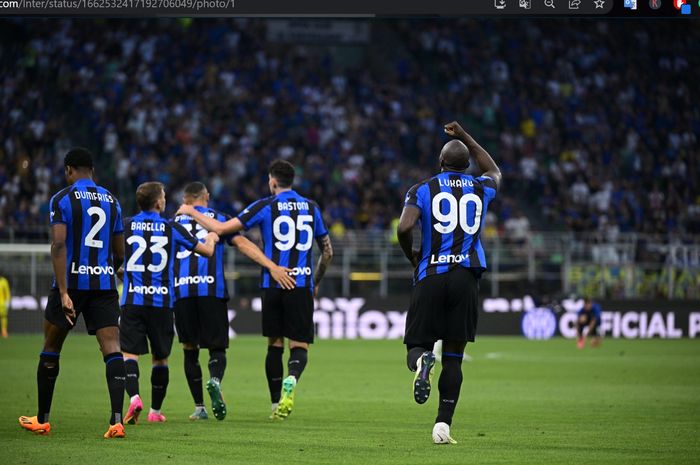 Para pemain Inter Milan merayakan gol Romelu Lukaku ke gawang Atalanta pada giornata 37 Liga Italia 2022-2023 di Stadion Giuseppe Meazza, Sabtu (27/5/2023).