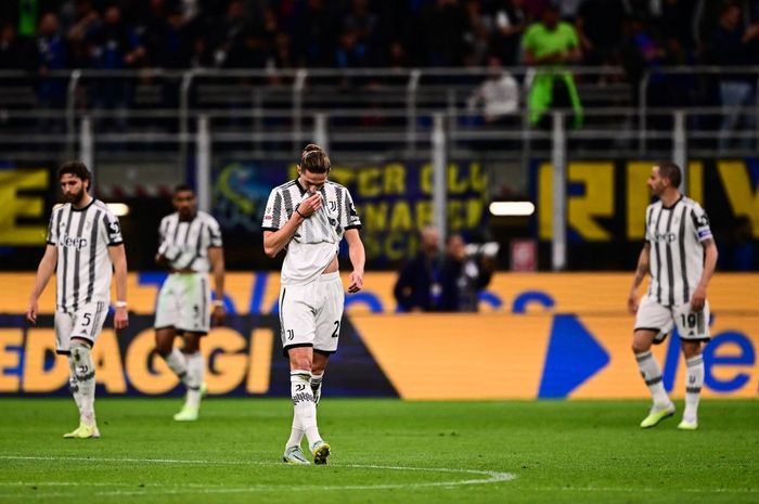 Adrien Rabiot (tengah) gagal membantu Juventus lolos Liga Champions 2023-2024. Juve kalah 0-1 saat menjamu AC Milan di pekan 37 Liga Italia (28/5/2023).