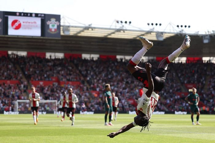 Kamaldeen Sulemana melakukan salto saat merayakan gol Southampton ke gawang Liverpool di pekan terakhir Liga Inggris 2022-2023. Liverpool menutup musim dengan drama 8 gol dan nyaris jadi korban comeback.
