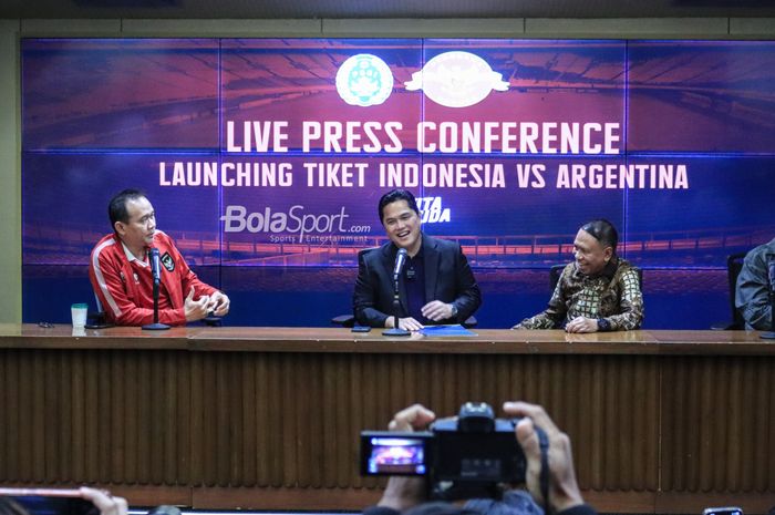 Cak Lontong alias Lies Hartono, Erick Thohir, dan Zainudin Amali saat memberikan keterangan awak media di Stadion Utama Gelora Bung Karno, Senayan, Jakarta, Senin (29/5/2023) sore.